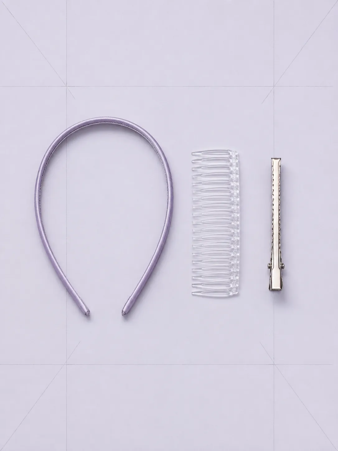 Un serre-tête, un peigne transparent et une pince à cheveux côte à côte