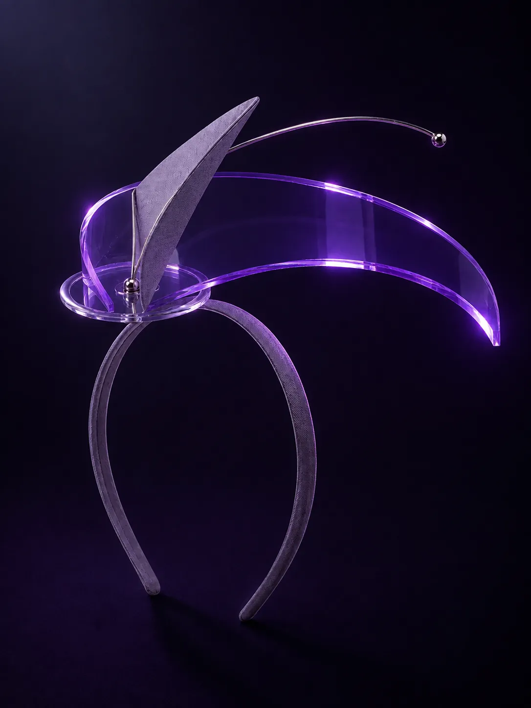 Cantilever-fascinator i violettonad akryl, belyst bakifrån