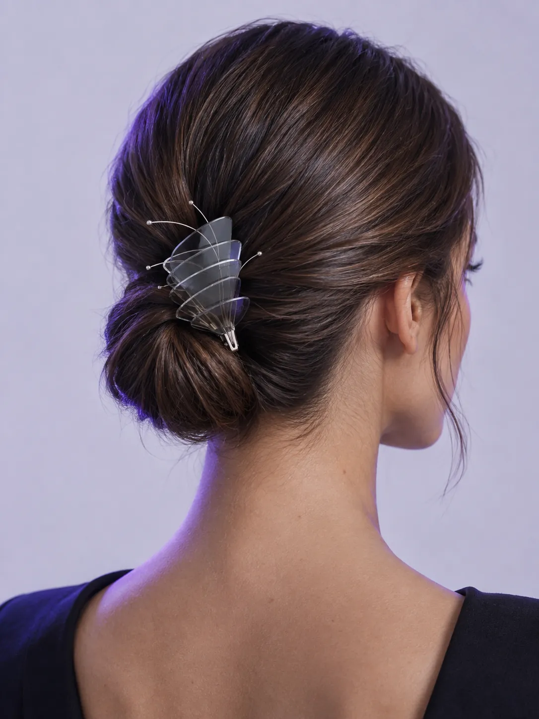 Une petite pièce à pince sur le côté d'un chignon bas