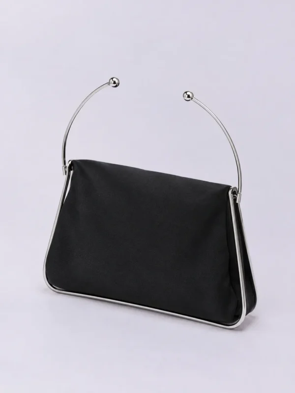 Wire Frame Pochette – studio photograph
