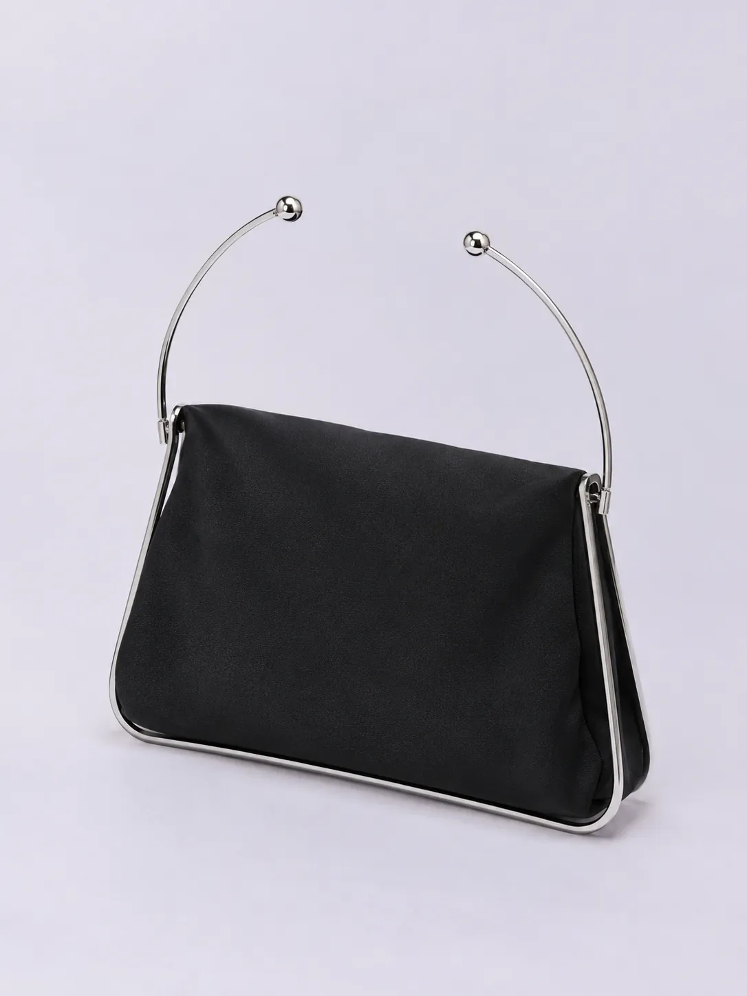 Wire Frame Pochette – studio photograph